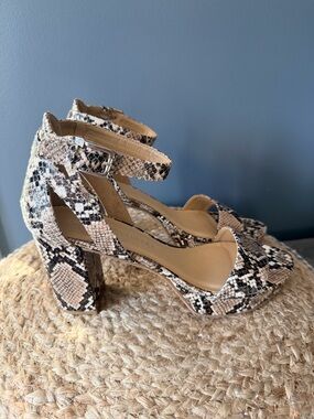 Chinese Laundry Faux Snakeskin Sandals Size 10